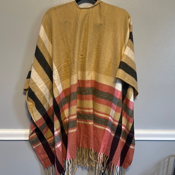 Woolrich Tan and Black Cape with Fringe - Picture 6 of 7